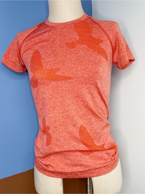 oiselle Tops - Oiselle Women's Short Sleeve Flyte Flying Birds Seamless Crackle Orange Small‎